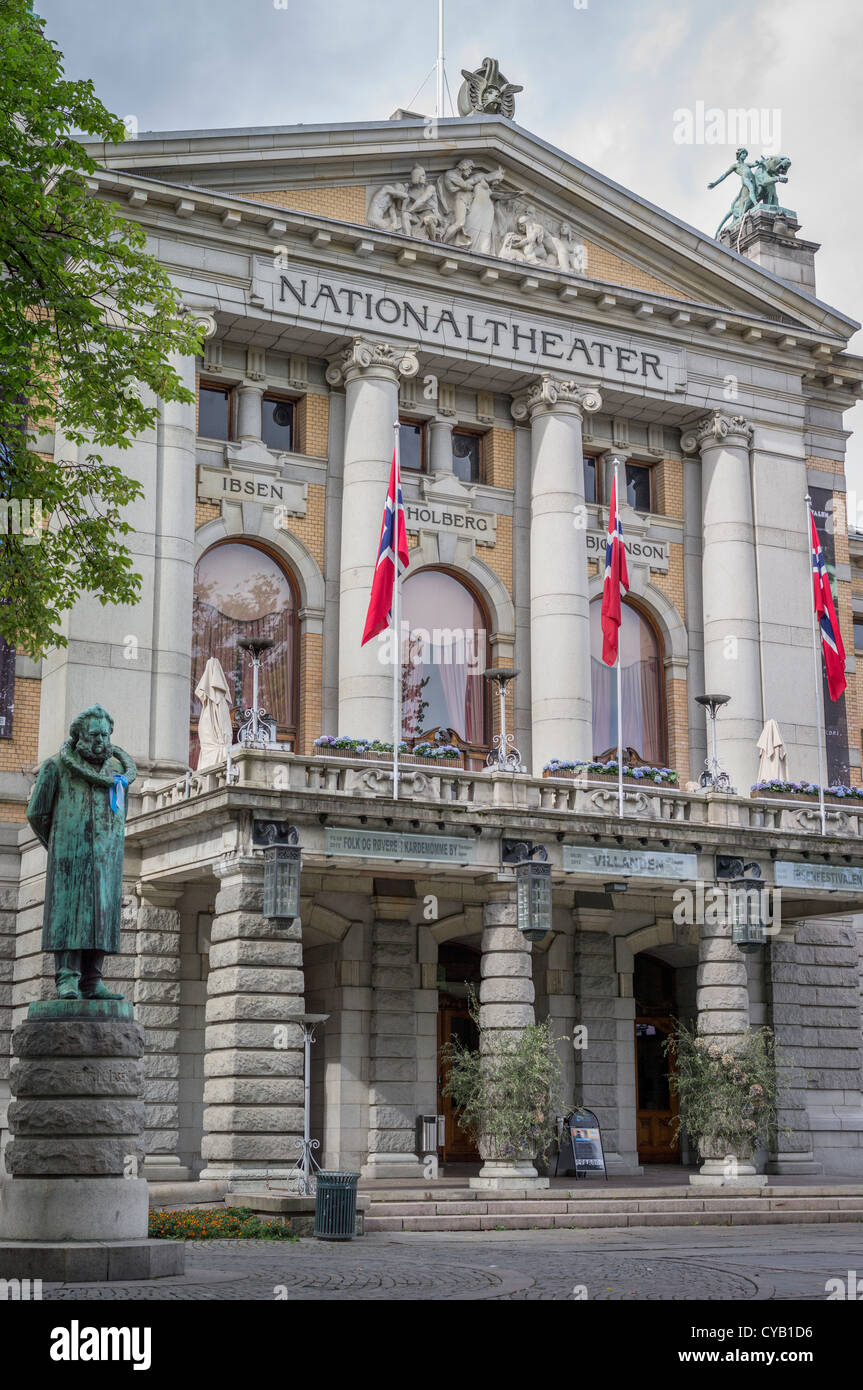 HENRIK IBSEN statua del Teatro Nazionale di Oslo NORVEGIA Foto Stock
