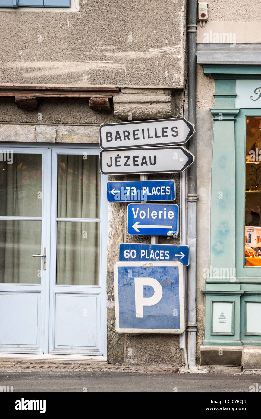 Strada e segni di parcheggio nella piccola città Arreau nella regione Midi-Pyrénées della Francia Foto Stock