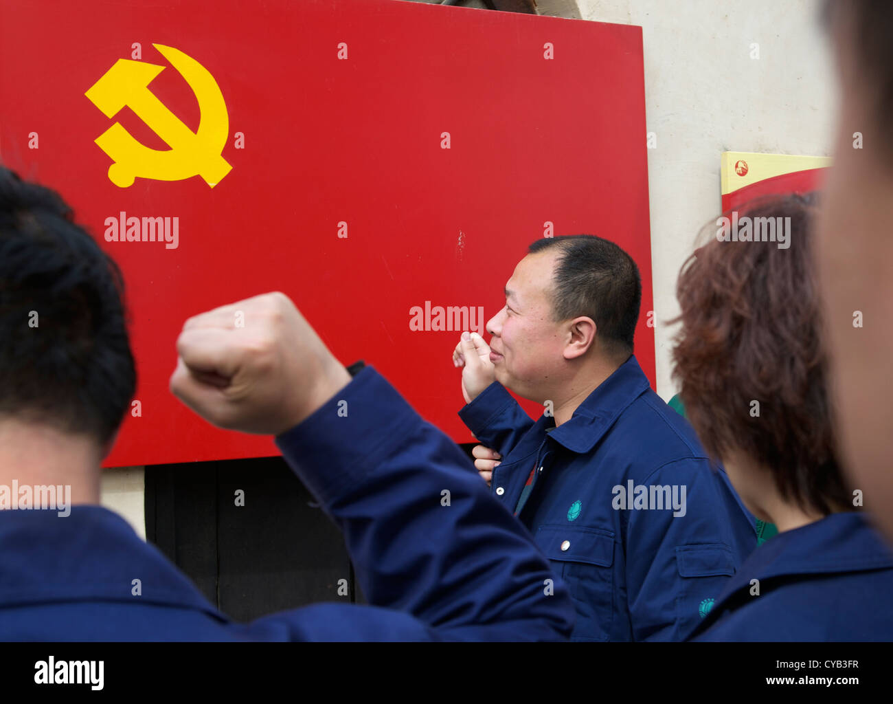 La CPC stati turisti Giuro davanti a una bandiera di partito in Xibaipo Memorial Museum, Hebei, Cina. 23-ott-2012 Foto Stock