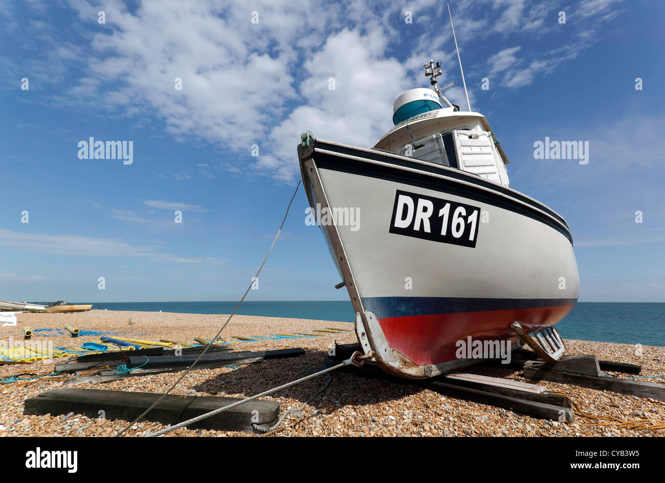 Barca da pesca winched fino sulla spiaggia di trattativa, trattare, Kent Foto Stock