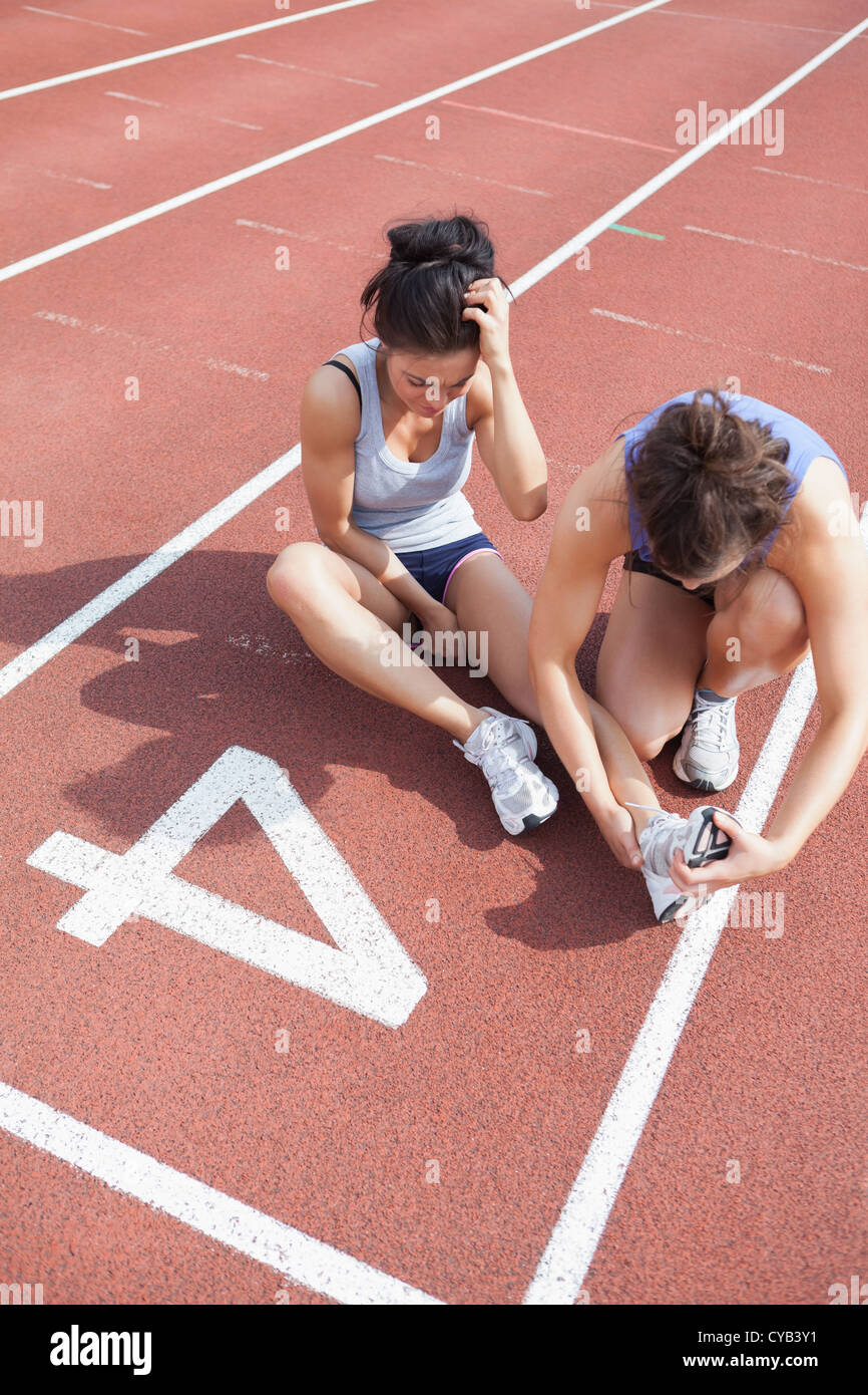 Donna preoccuparsi di runner con lesioni sportive Foto Stock