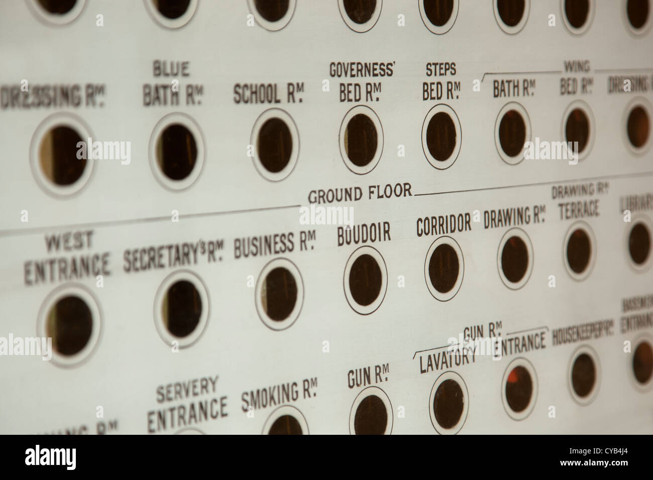 Servo bell caso disc il servizio in camera del sistema di allarme nella vecchia casa di paese Foto Stock