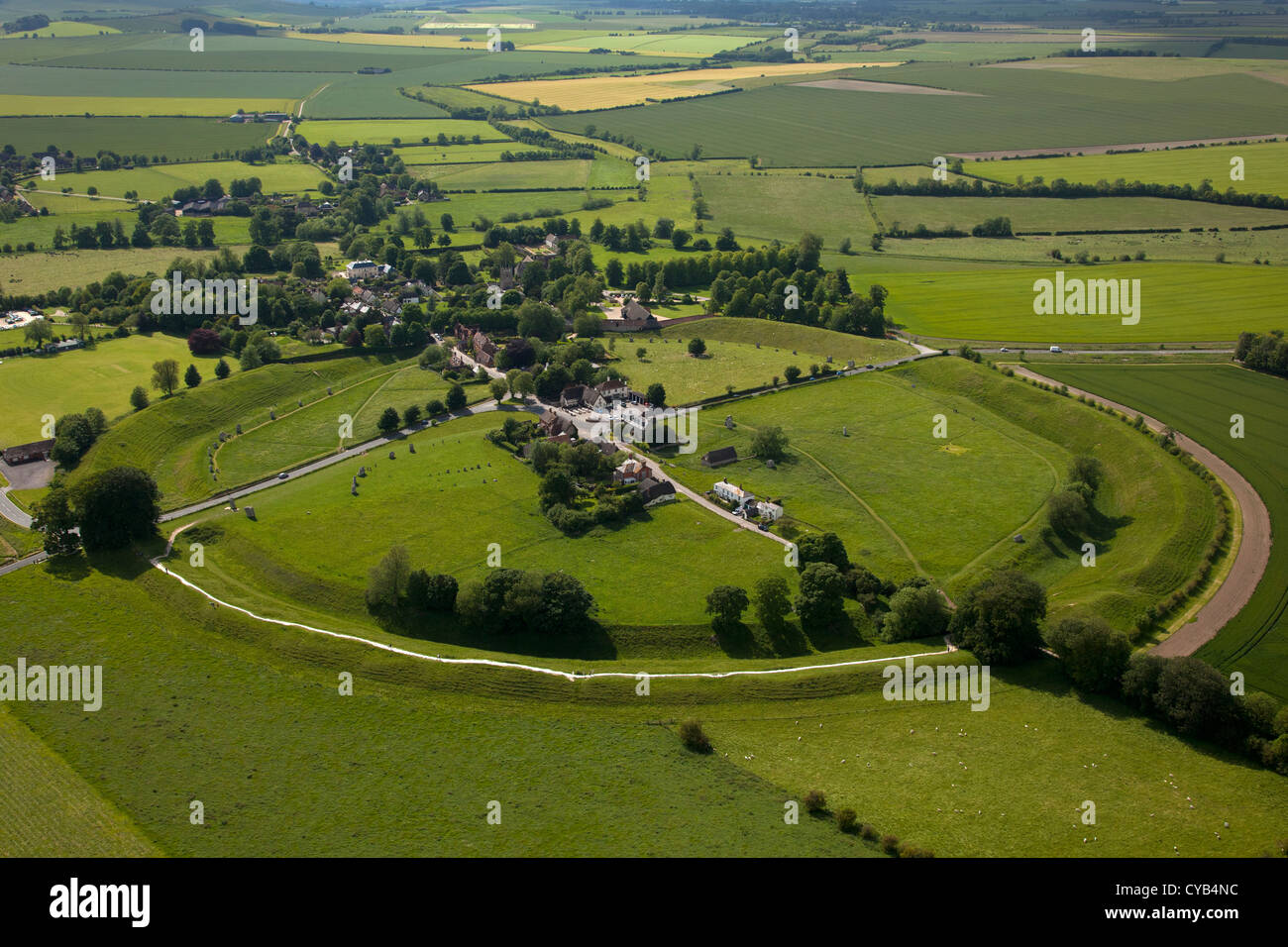 Vista aerea di Avebury Village e del neolitico henge stone circle, Wiltshire, Inghilterra Foto Stock