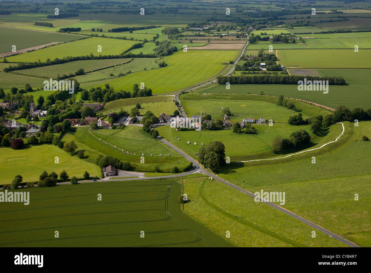 Vista aerea di Avebury Village e del neolitico henge stone circle, Wiltshire, Inghilterra Foto Stock