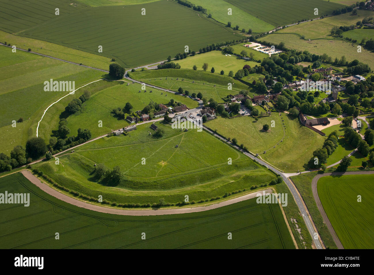 Vista aerea di Avebury Village e del neolitico henge stone circle, Wiltshire, Inghilterra Foto Stock