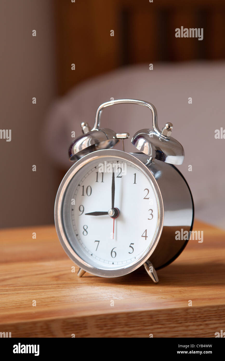 Orologio sveglia dal posto letto insieme alle 9 di mattina Foto Stock