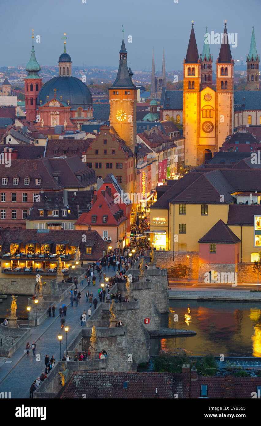 Medievale città tedesca di Wuerzburg con centro storico ponte in pietra a sera Foto Stock