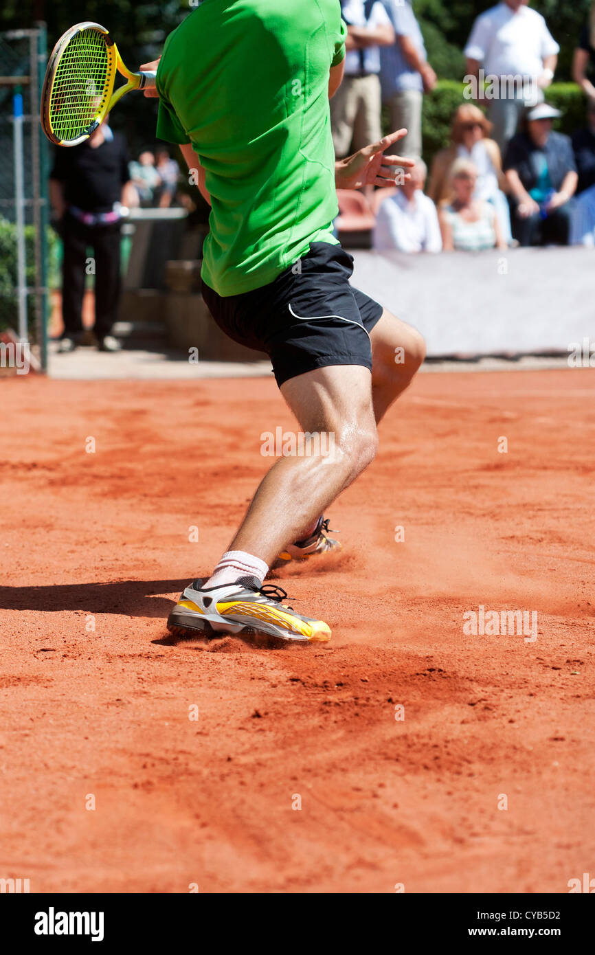 Tennista allungandoti per la sfera Foto Stock