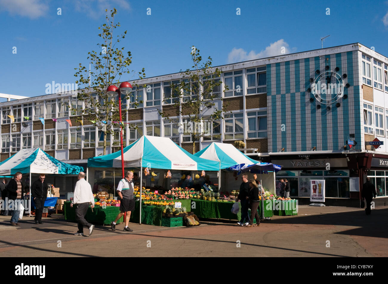 Il mercato del sabato attrae gli amanti dello shopping in Harlow Town Center, Essex. Vi è una buona selezione di frutta e verdura in offerta Foto Stock