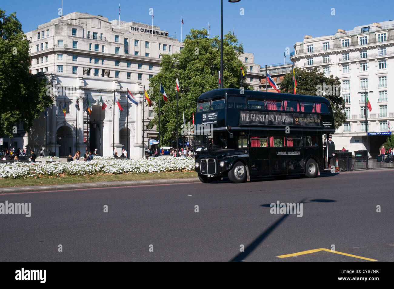 Un ex Trasporti di Londra Routemaster è ora utilizzato per una gita dei Fantasmi intorno a Londra. si vede il passaggio di Marble Arch Foto Stock