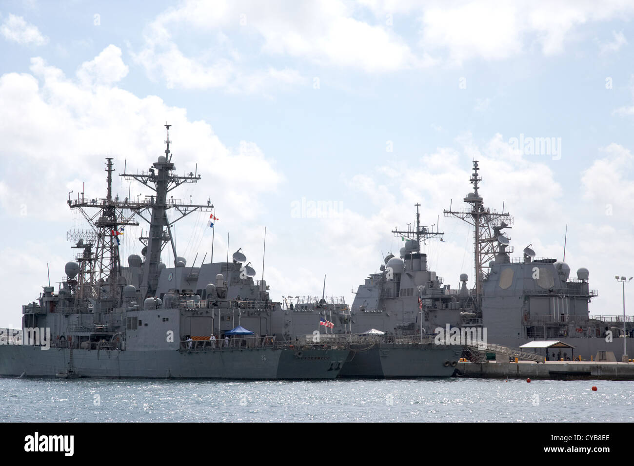 Classe perry fregata USS underwood burke Cacciatorpediniere classe uss gravemente Navy navi da guerra mole pier key west harbour florida usa Foto Stock