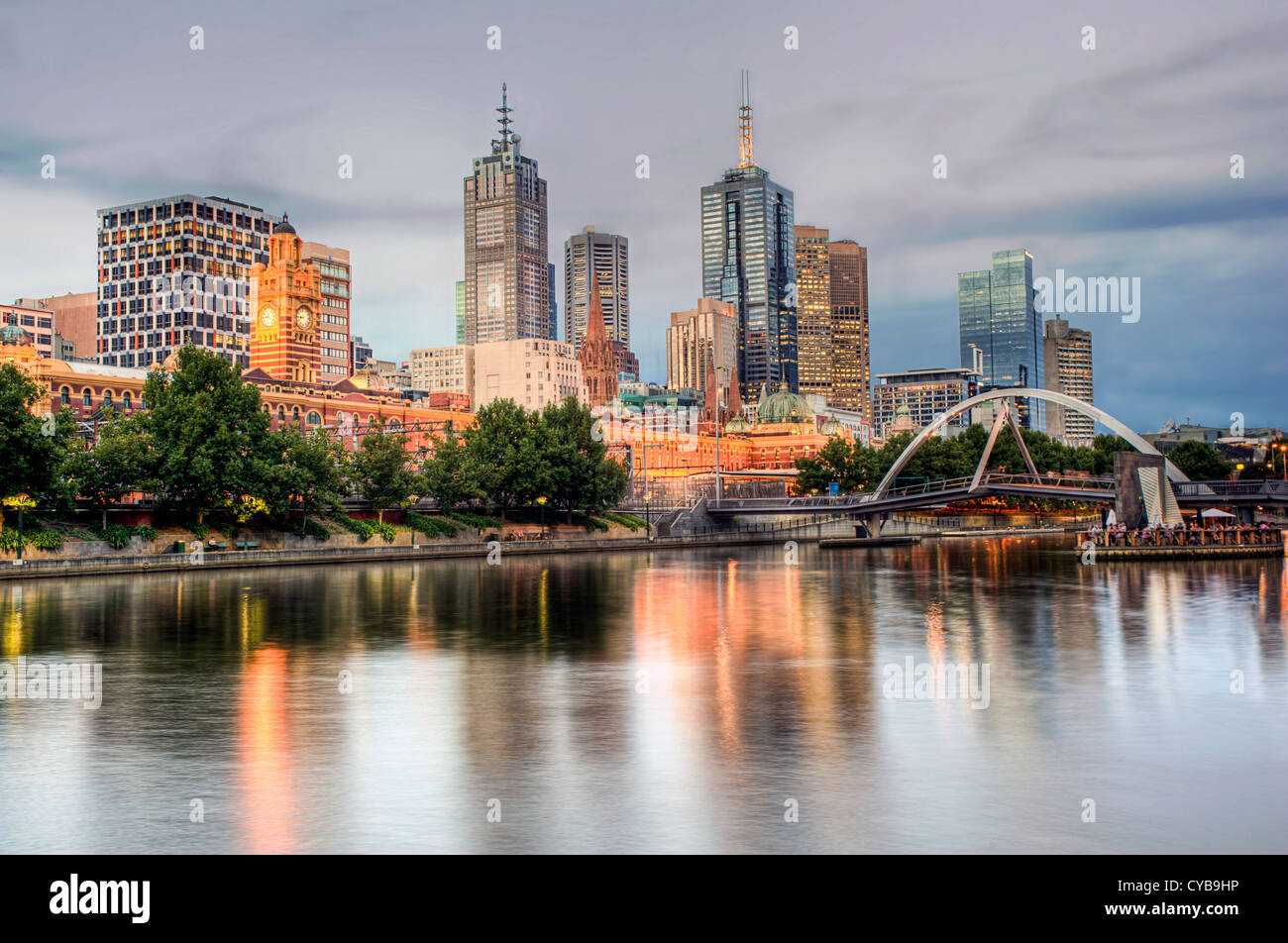 Una serena sera d'estate vista attraverso il fiume Yarra per il quartiere centrale degli affari di Melbourne, Australia. Foto Stock