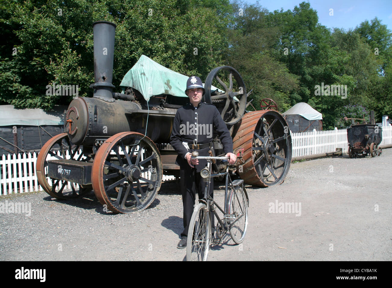 Poliziotto vittoriano con bike Blists Hill cittadina vittoriana Ironbridge Shropshire England Regno Unito Foto Stock