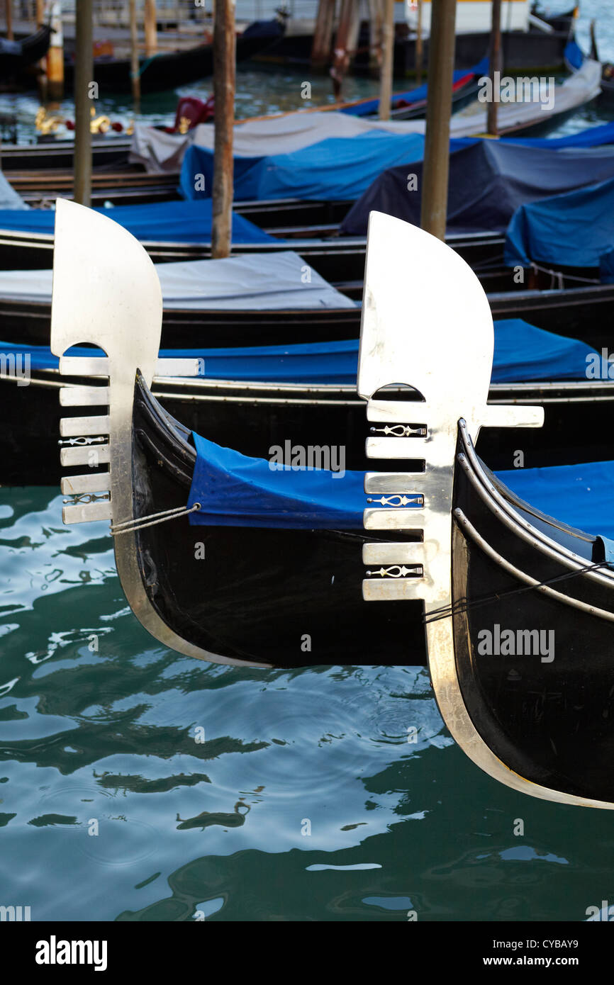 Grand Canal, vicino dettaglio simbolico della gondola di Venezia, Venezia, Italia, UNESCO Foto Stock