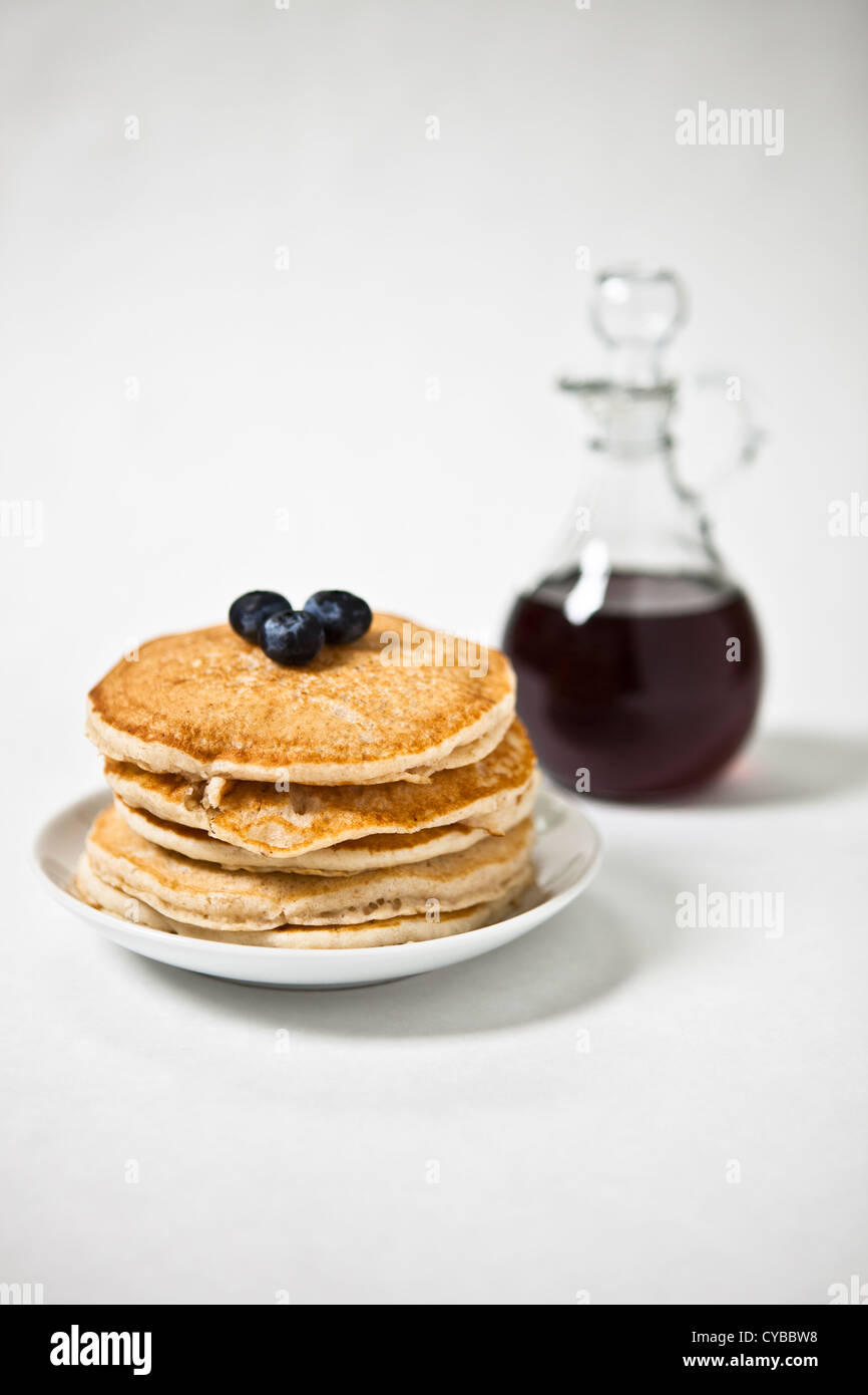 Una pila di pancake con mirtilli sulla parte superiore Foto Stock