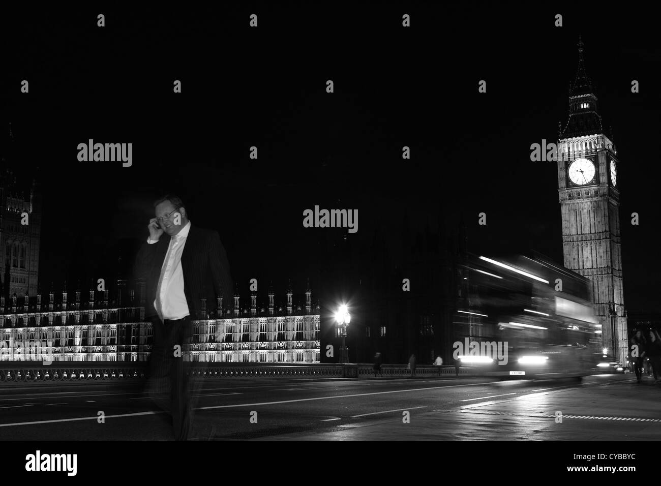 Una vista notturna di Westminster Bridge tra cui il Big Ben, persone e un double decker rosso London bus Foto Stock