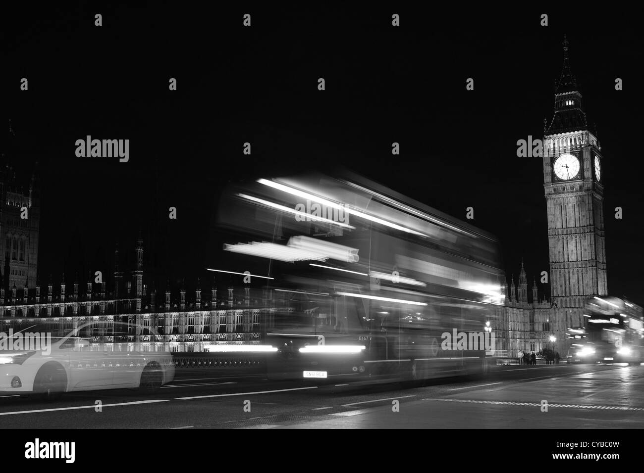Una vista notturna di Westminster Bridge tra cui il Big Ben, una vettura e double decker autobus rossi di Londra Foto Stock