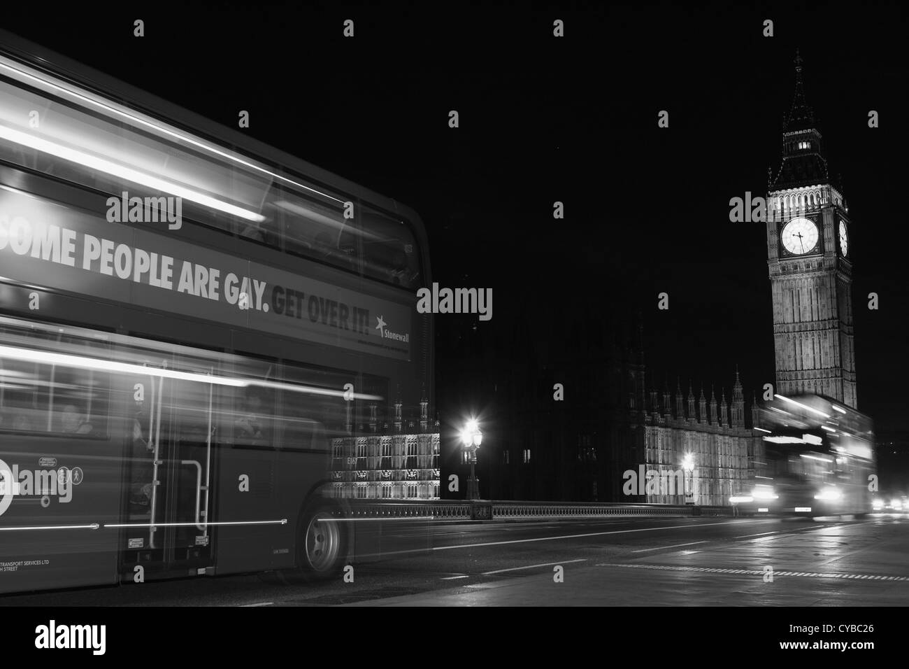 Una vista notturna di Westminster Bridge tra cui il Big Ben e due double decker autobus rossi di Londra Foto Stock