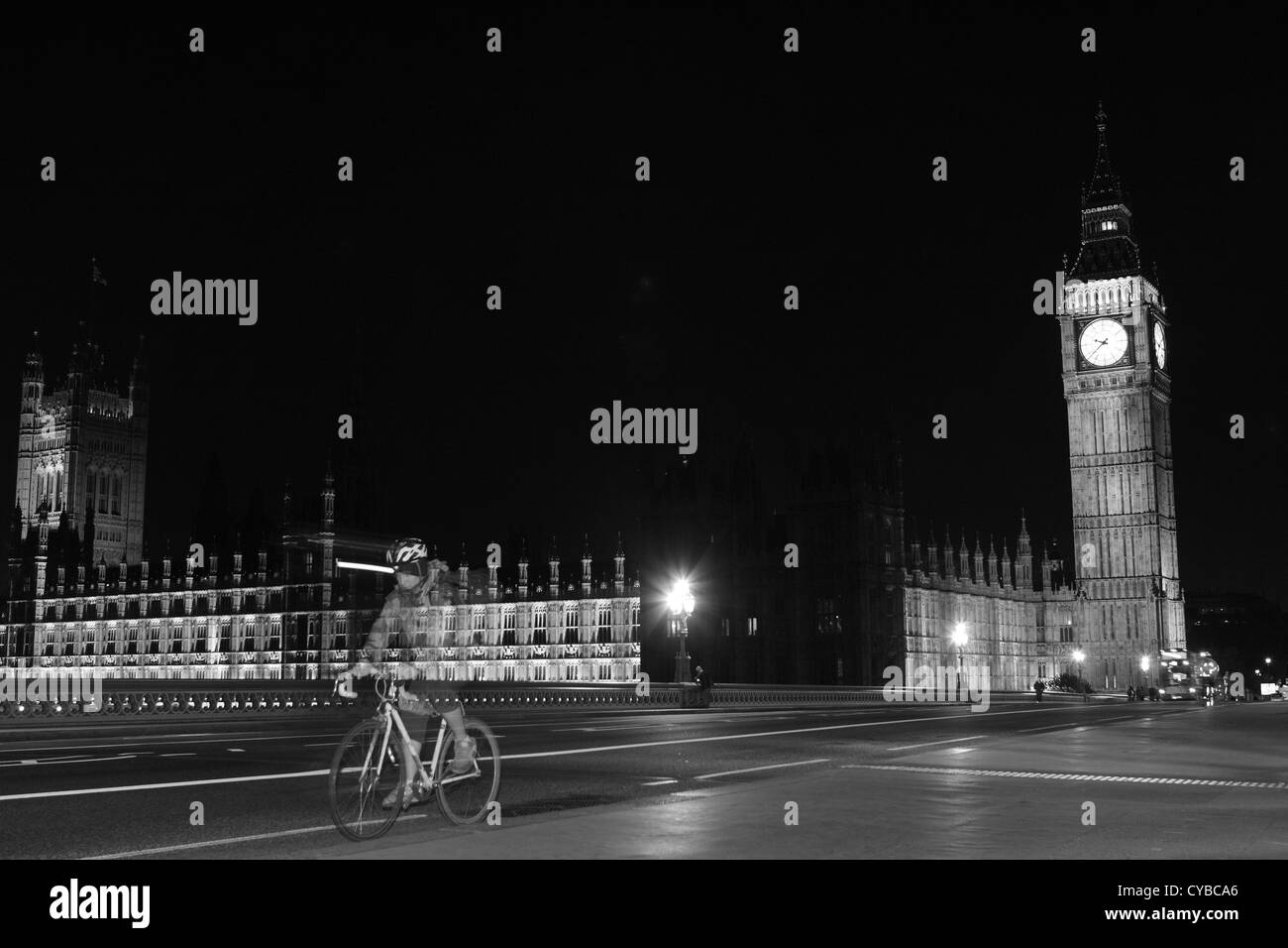 La gente che camminava sul Westminster Bridge, Londra, durante la notte con le case del Parlamento a distanza Foto Stock