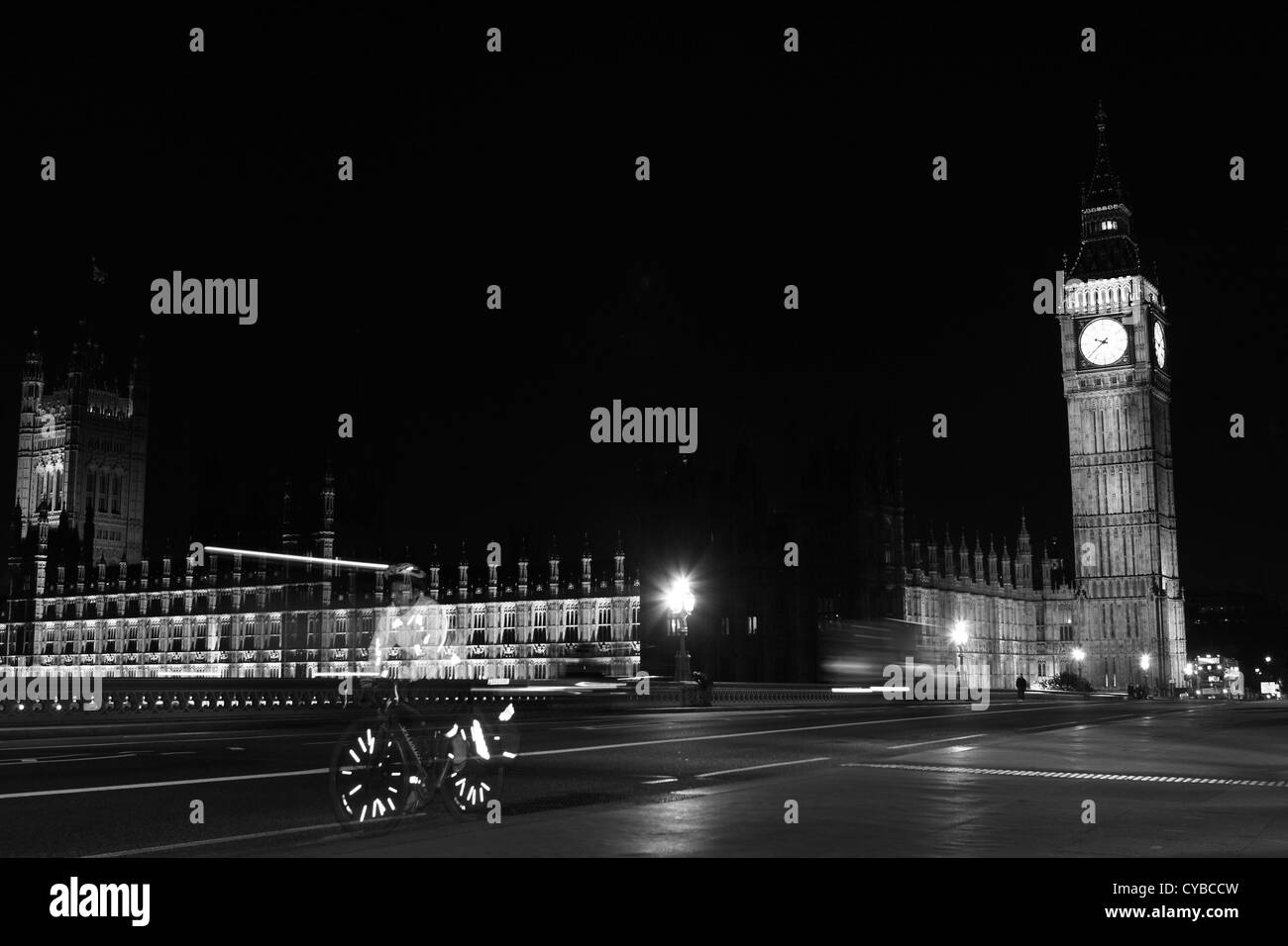 La gente che camminava sul Westminster Bridge, Londra, durante la notte con le case del Parlamento a distanza Foto Stock