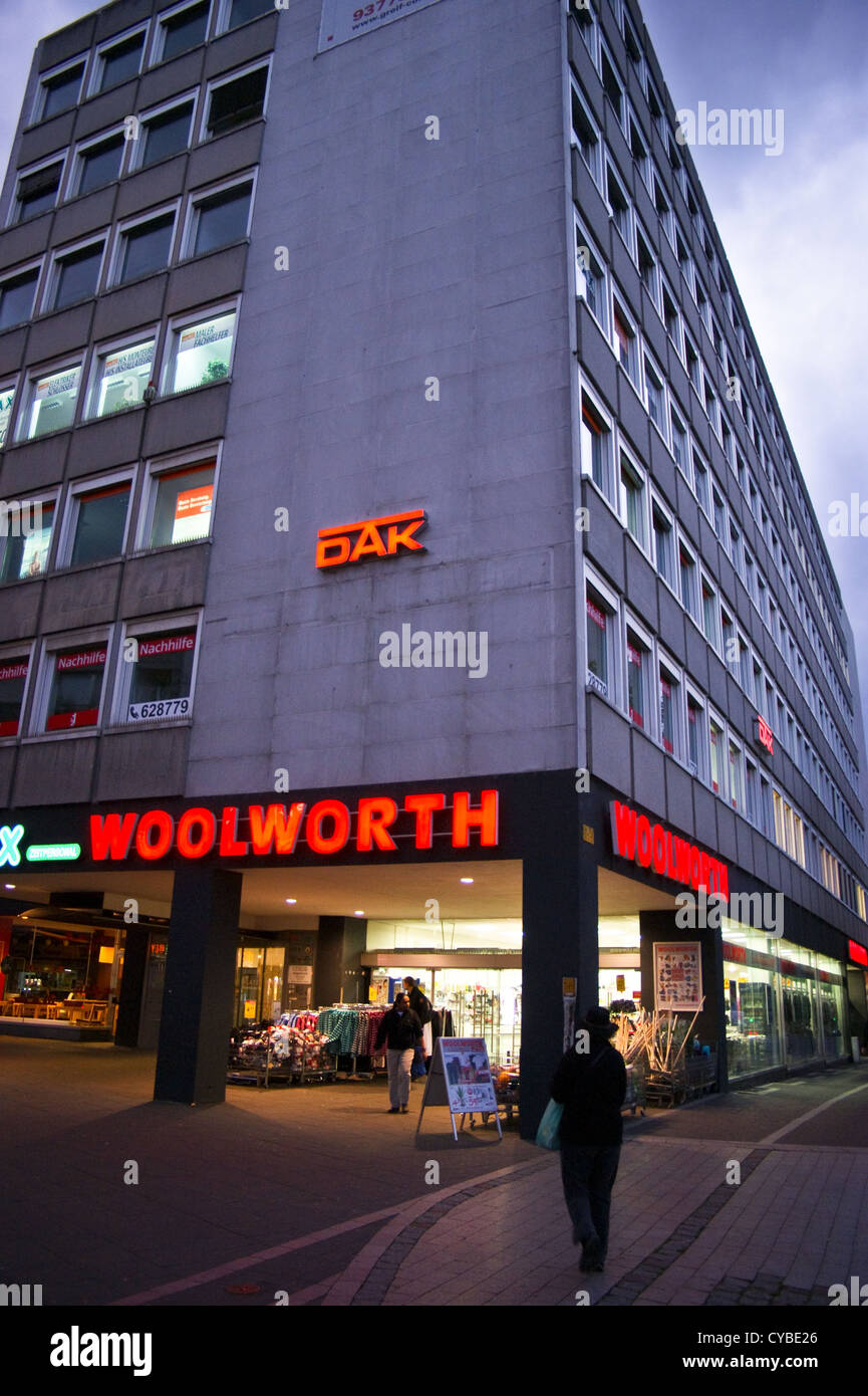 Woolworth department store al crepuscolo in Mülheim e Rhein, Colonia, Köln, Renania settentrionale-Vestfalia, Germania Foto Stock