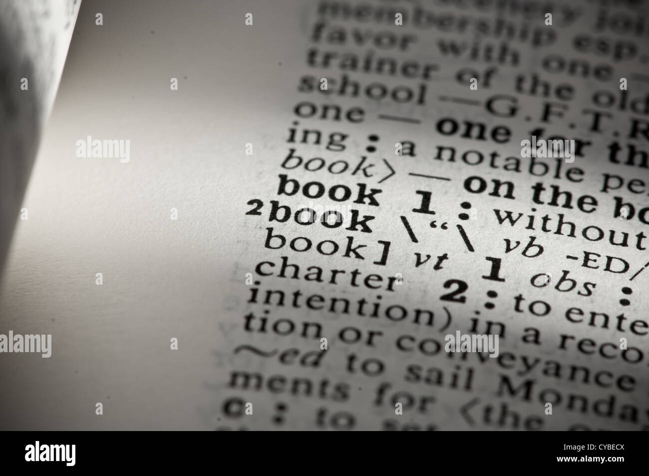 Primo piano di una pagina in un dizionario inglese con la parola 'libro'  evidenziata Foto stock - Alamy