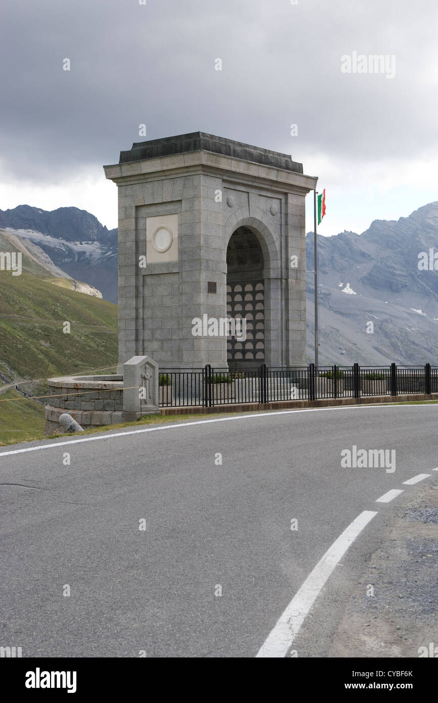 Il passo di Stelvio - WW1 Italiano Memoriale di guerra oltre il vertice del pass. Foto Stock