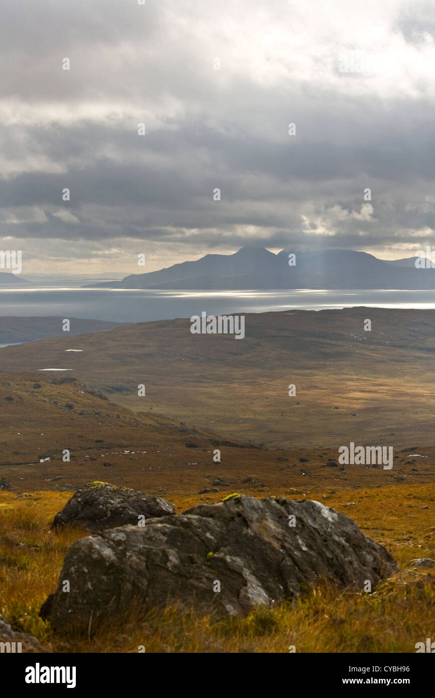 Vista sull'isola di Rum da Isle of Skye, Hebrides, Scozia, Regno Unito Foto Stock