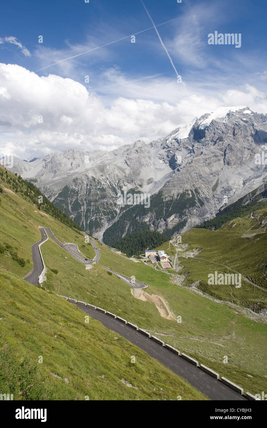 Il passo di Stelvio: la tortuosa strada di 48 tornanti al vertice del pass. Foto Stock