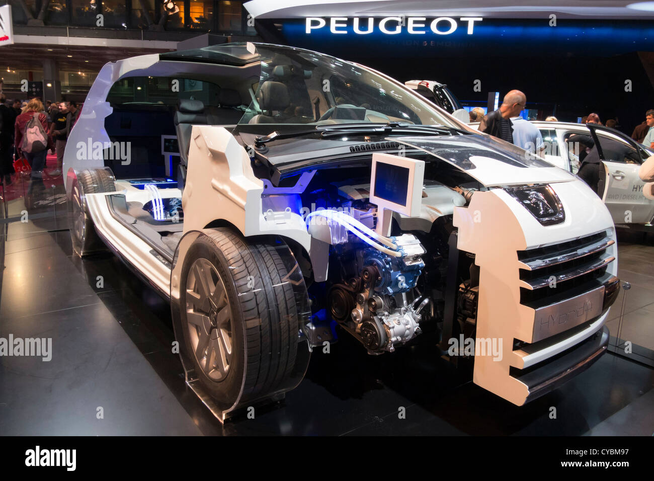 Tagliata di Peugeot 3008 ibrido diesel 4 auto al Motor Show di Parigi 2012 Foto Stock
