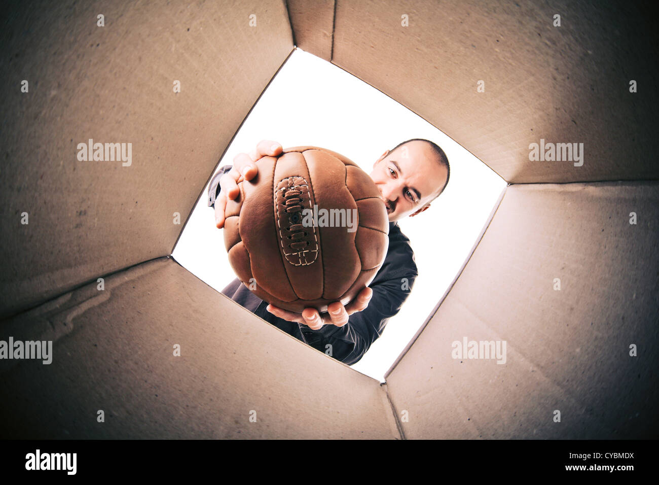 Uomo caucasico ha ottenuto una nuova annata pallone da calcio Foto Stock
