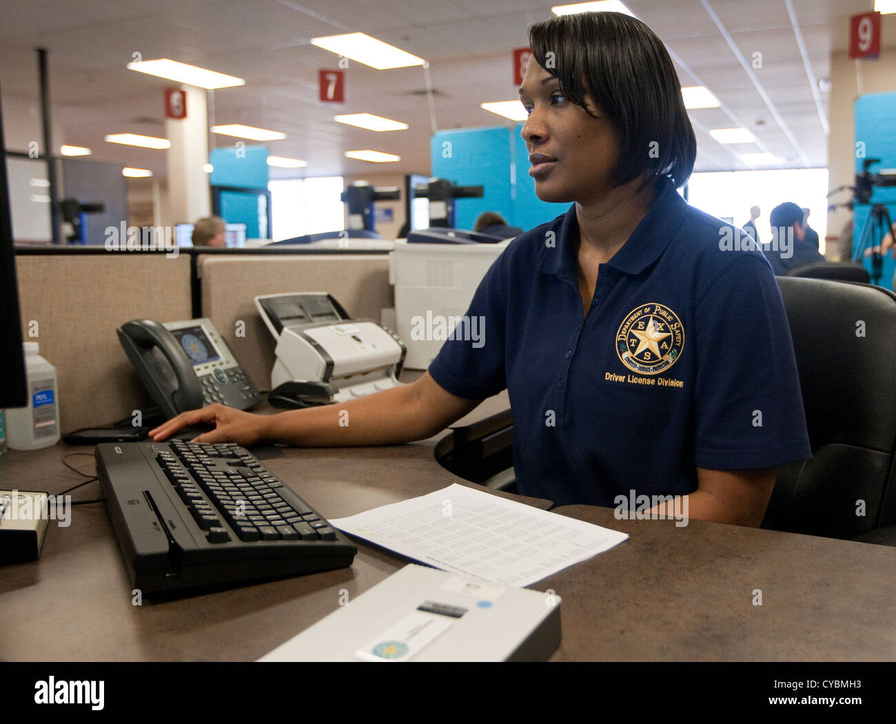 I dipendenti di nuovo il Texas del Dipartimento della Pubblica Sicurezza mega della patente di guida nel centro Pflugerville, Texas. Foto Stock
