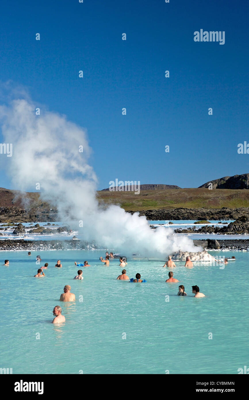 I turisti ed i visitatori godere di energia geotermica all'aperto piscina a laguna blu, Islanda Foto Stock