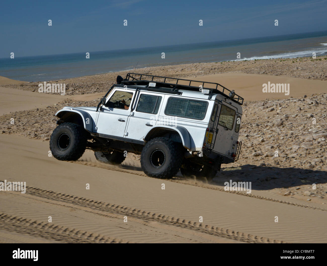 Off road expedition preparato 2012 Land Rover Defender 110 con pneumatici a  palloncino, verricello roll cage, luci spot su sabbia in Marocco Foto stock  - Alamy