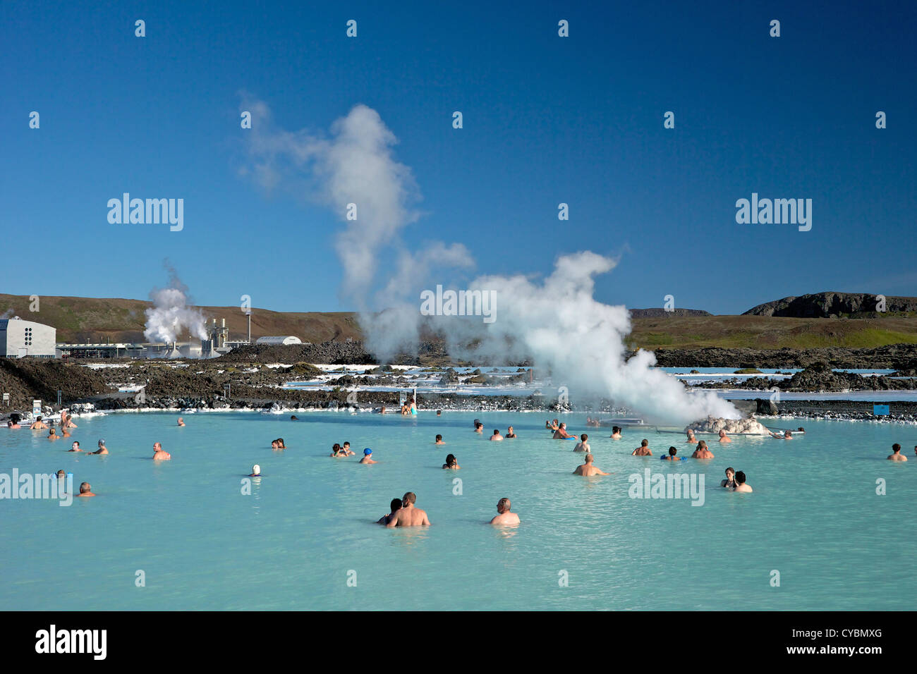 I turisti ed i visitatori godere di energia geotermica all'aperto piscina a laguna blu, Islanda Foto Stock