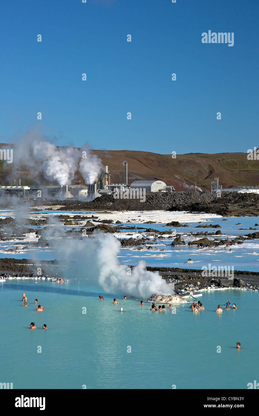 Energia geotermica all'aperto Piscina e impianto di alimentazione alla Laguna Blu, Islanda Foto Stock