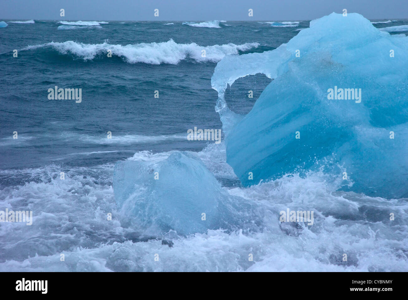 Iceberg la fusione sul litorale a Jokulsarlon, Islanda Foto Stock