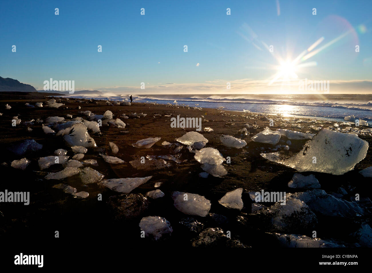 Iceberg sulla sabbia vulcanica spiaggia presso Jokulsarlon Islanda Foto Stock