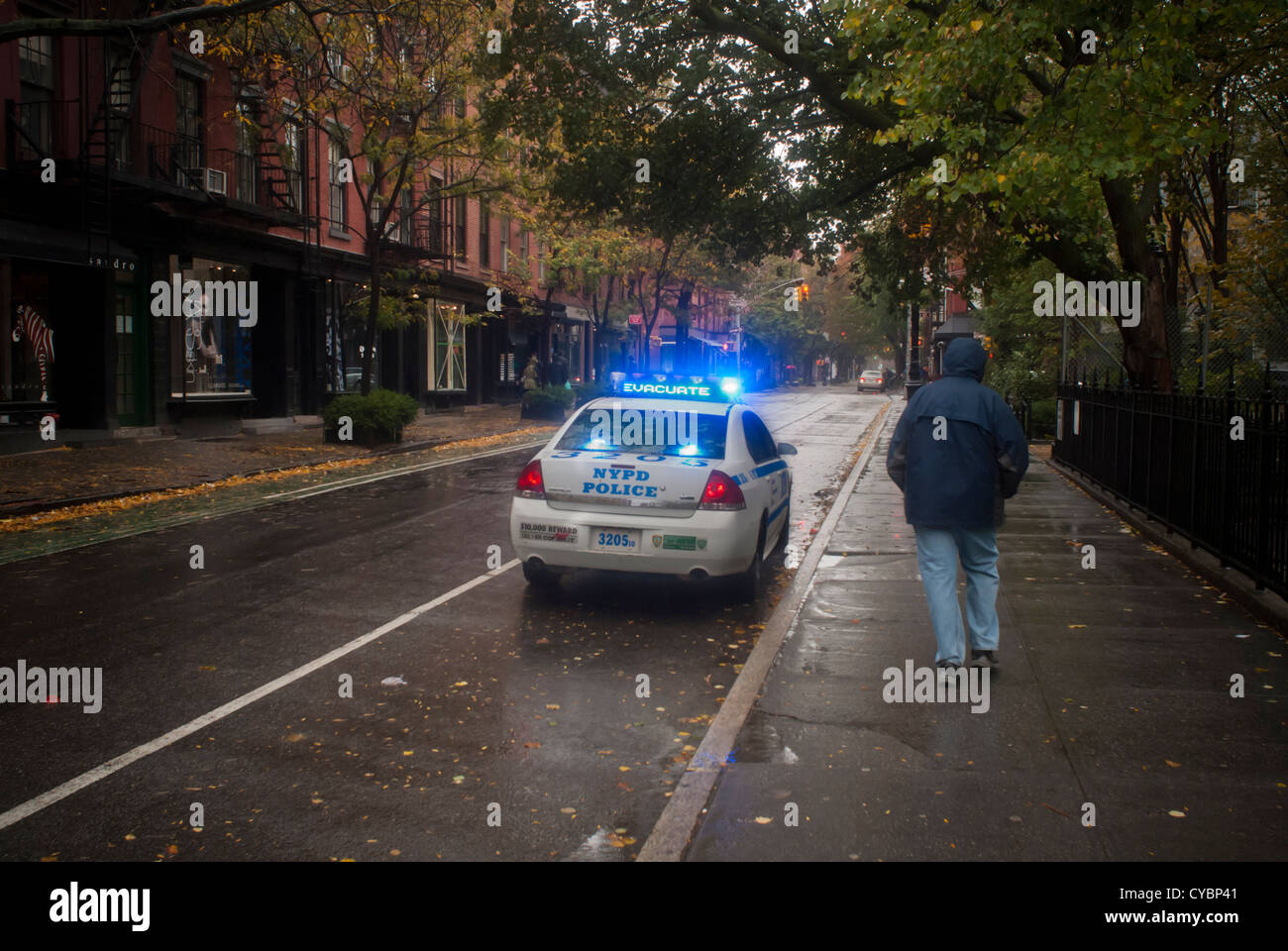 Una macchina della polizia parcheggiata nel Greenwich Village quartiere di NY incoraggia i residenti di evacuare a causa dell uragano Sandy Foto Stock