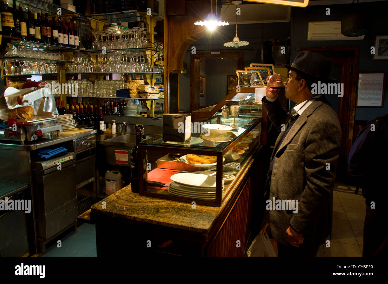 Venetian uomo prende un drink presso la Cantina do Spade Foto Stock