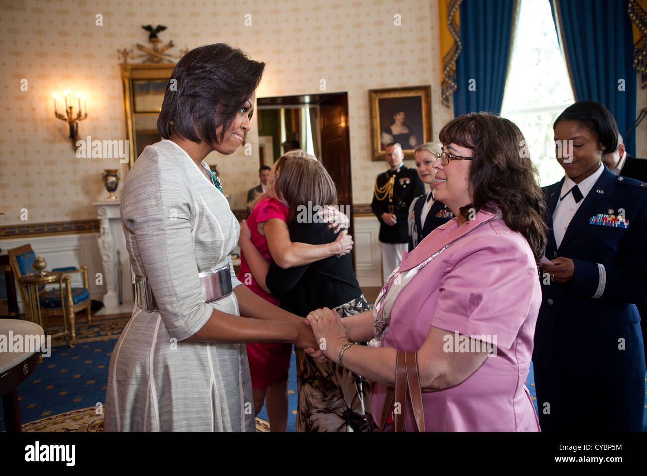 La First Lady Michelle Obama saluta gli ospiti 6 maggio 2011 nella camera blu della Casa Bianca durante una Giornata della Madre del tè per coniugi militare, parenti e amici. Foto Stock
