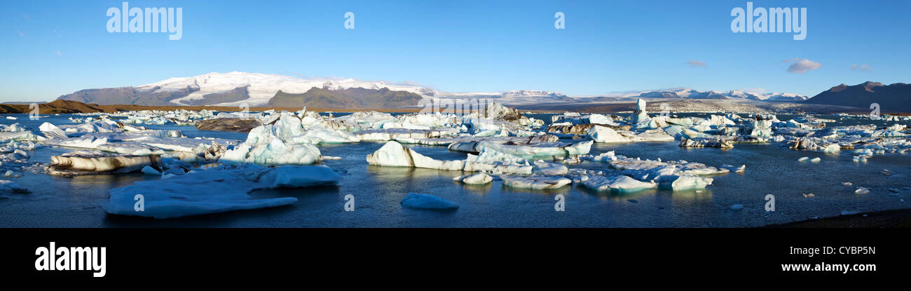 Foto panoramica del lago glaciale di ghiacciai, con neve sul massiccio icecap di Vatnajokull dietro, Islanda Foto Stock
