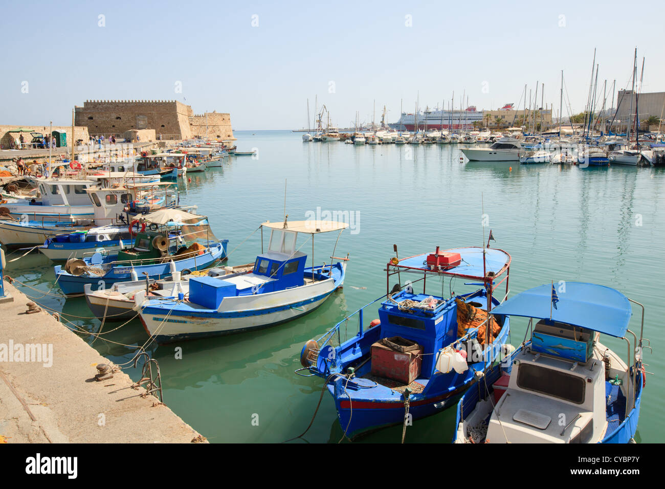 La fortezza veneziana e barche da pesca al Porto di Heraklion porto sull'isola greca di Creta, Grecia. Foto Stock
