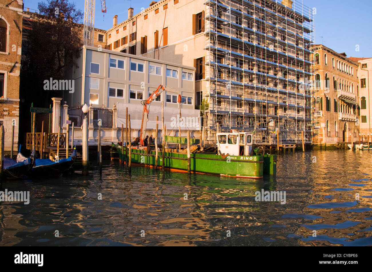 Lavori di restauro di un palazzo sul Canal Grande Venezia Foto Stock
