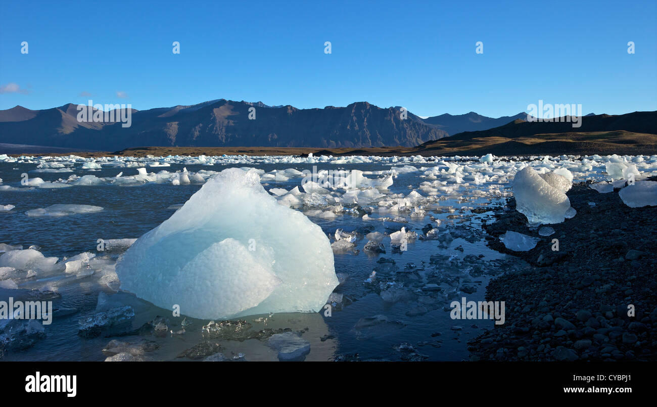 Foto panoramica di iceberg su un lago glaciale a Jokulsarlon, Islanda Foto Stock