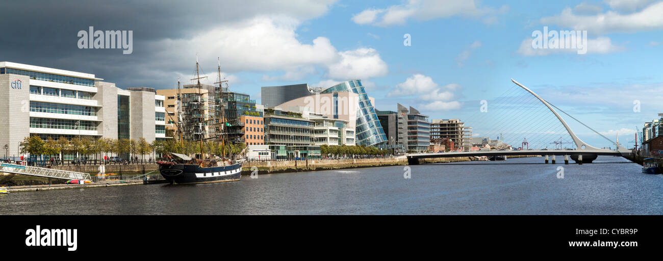 Docklands e il fiume Liffey, Dublino con Samuel Beckett Bridge, National Convention Center e il Jeanie Johnston nave Foto Stock