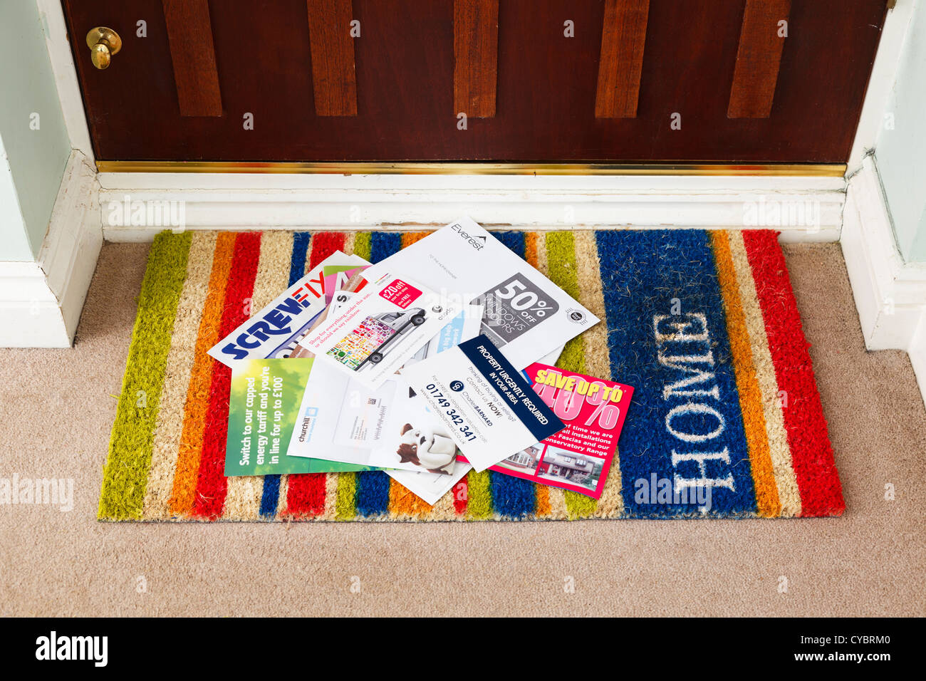 La posta indesiderata, su uno zerbino in una casa, Regno Unito - dettagli modificati per la sicurezza Foto Stock