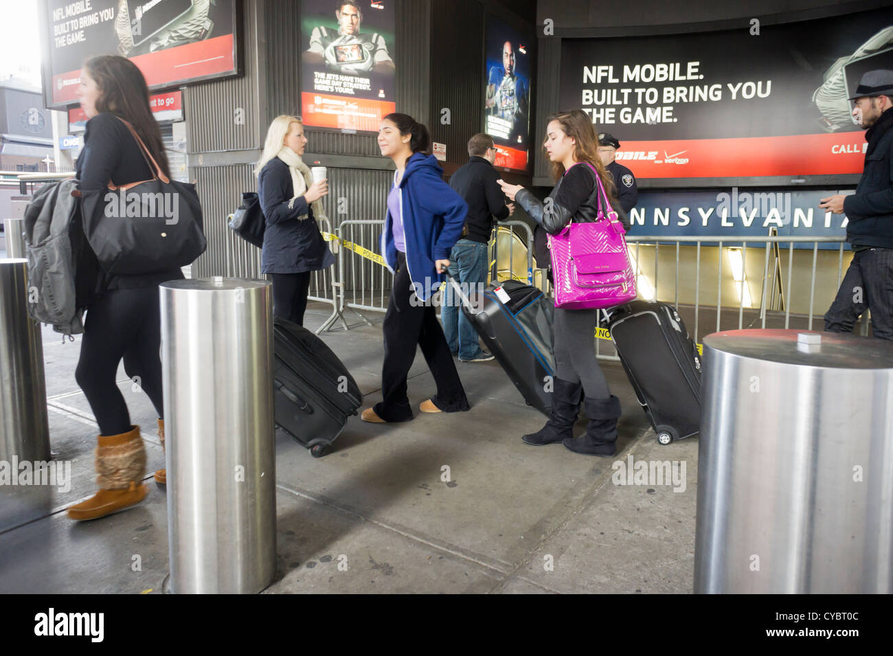 I viaggiatori arrivano al chiuso di Penn Station a New York dopo l uragano Sandy Foto Stock