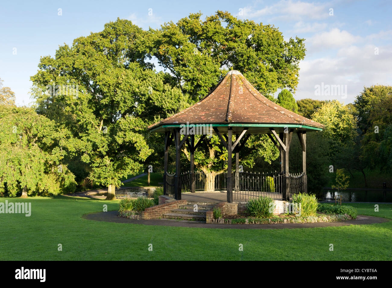 Bandstand in un parco urbano a Shepton Mallet, Somerset, Inghilterra, Regno Unito Foto Stock