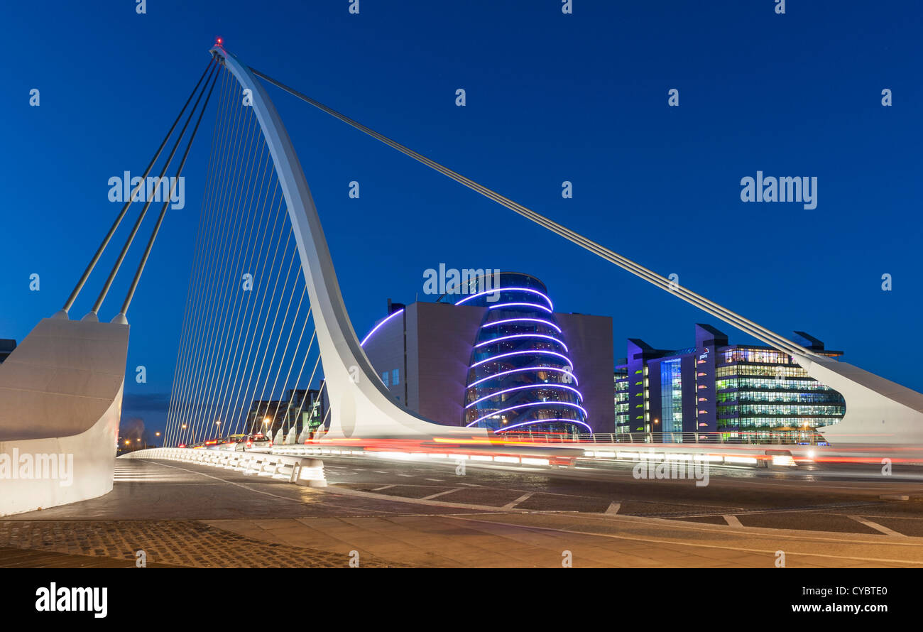 La Samuel Beckett ponte sopra il fiume Liffey, Dublino che mostra il National Convention Center in background Foto Stock